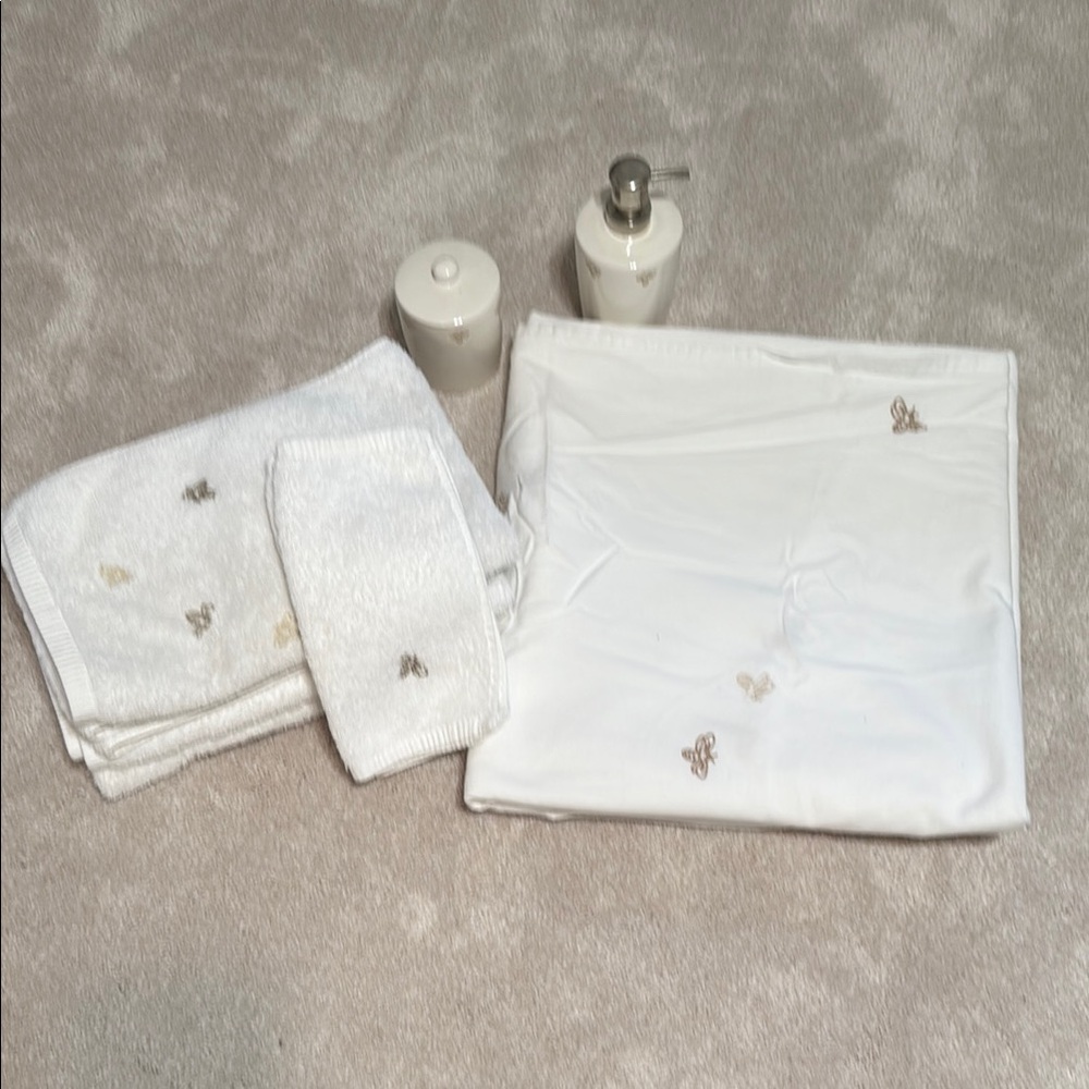 Like New! Pottery Barn White Bee 🐝 Embroidered Towel Set & Accessories!